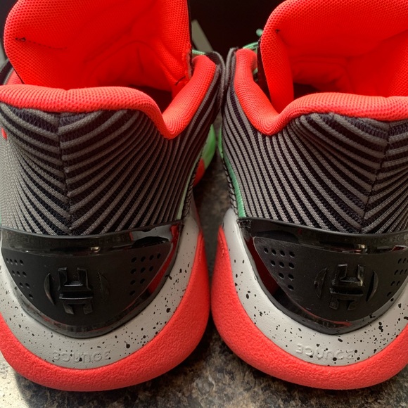 Size 9 Basketball shoe - Picture 1 of 7